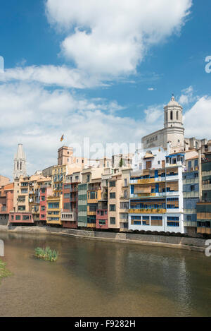 Onyar Fluss und Altstadt, Girona (Gerona), Provinz Girona, Katalonien, Spanien Stockfoto