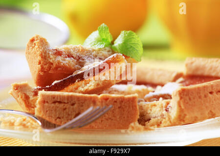 Scheiben von Gelee-Torte auf einem Teller Stockfoto