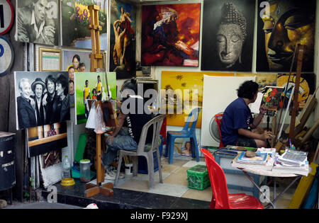 Künstler und Maler originale Kunstwerke erstellen und Kopieren von berühmten Gemälden und Fotografien in Art Street Pattaya Thailand Stockfoto