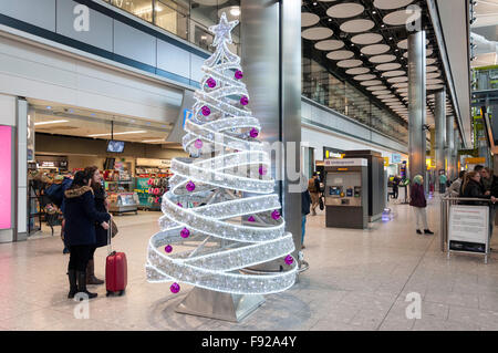Weihnachtsbaum am Flughafen Ankünfte Ebene, Terminal 5 Heathrow. Hounslow, Greater London, England, Vereinigtes Königreich Stockfoto
