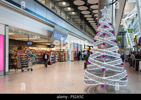 Weihnachtsbaum am Flughafen Ankünfte Ebene, Terminal 5 Heathrow. Hounslow, Greater London, England, Vereinigtes Königreich Stockfoto