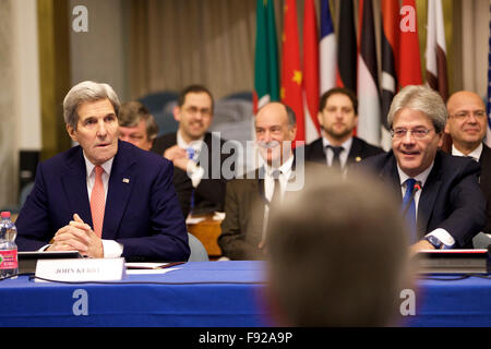 Rom, Italien. 13. Dezember 2015. US Secretary Of State John Kerry (L) und der italienische Außenminister Paolo Gentiloni besuchen die internationale Konferenz über Libyen in Rom, Italien, am 13. Dezember, 2015.Foreign Minister waren bereit, einen nationale Einheit UN vermittelten Plan für Libyen während einer internationalen Konferenz, die darauf abzielen, drängen des Landes Nordafrika Gezänk billigen Fraktionen zu erfüllen ihr Engagement für das Abkommen unterzeichnen und halten sich an die Bedingungen in Rom , Italien, am 13. Dezember 2015. © Jin Yu/Xinhua/Alamy Live-Nachrichten Stockfoto