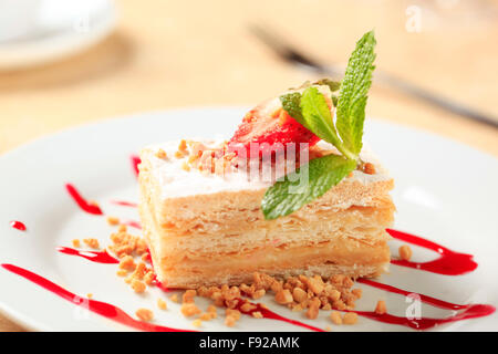 Mille-Feuille Gebäck mit Puderzucker bestäubt Stockfoto