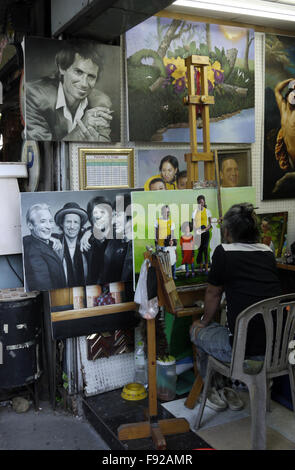 Künstler und Maler originale Kunstwerke erstellen und Kopieren von berühmten Gemälden und Fotografien in Art Street Pattaya Thailand Stockfoto
