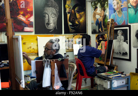 Künstler und Maler originale Kunstwerke erstellen und Kopieren von berühmten Gemälden und Fotografien in Art Street Pattaya Thailand Stockfoto