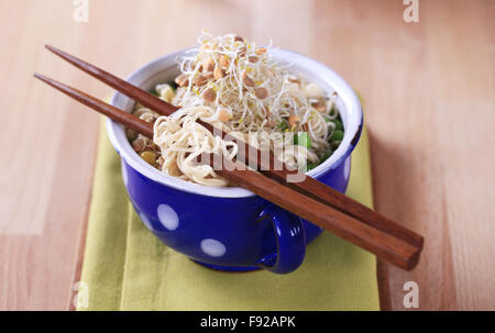 Mais und Erbsen Nudelsuppe mit Linsen Sprossen garniert Stockfoto