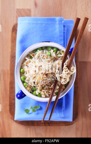 Mais und Erbsen Nudelsuppe mit Linsen Sprossen garniert Stockfoto