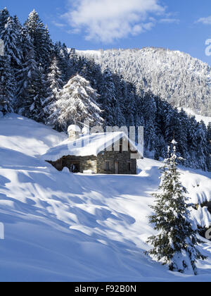 Winterlandschaft mit Schnee in italienischen Alpen Stockfoto