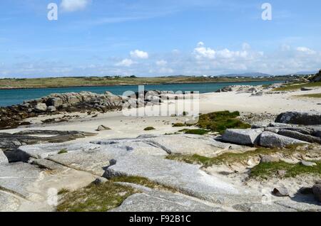 Kalkstein-Plattform auf schroffen weißen Sandstrand Omey Insel Aughrus Halbinsel Connemara County Galway, Irland Stockfoto