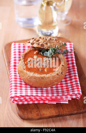 Gulasch in einer Brotschale Stockfoto