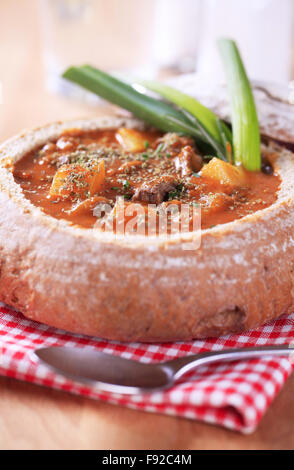 Gulasch in einer Brotschale Stockfoto