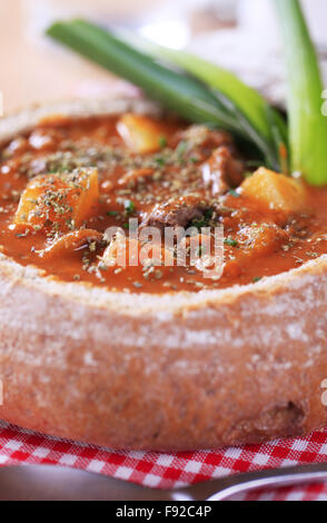 Gulasch in einer Brotschale Stockfoto