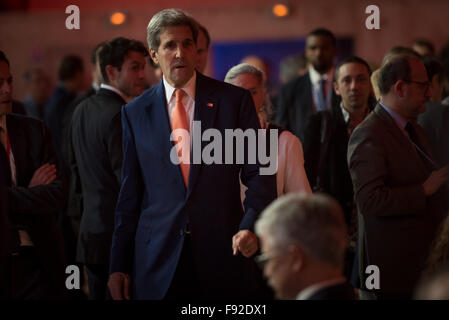 Paris, Frankreich. 12. Dezember 2015. United States Secretary Of State John Kerry während der abschließenden Einigung Sitzung mit Beratern von irgendeiner Partei vor dem designierten Präsidenten COP21 Laurent Fabius, so dass die endgültige Adresse beim Schließen der COP21-Klima-Konferenz in Paris zu sprechen. © Jonathan Raa/Pacific Press/Alamy Live-Nachrichten Stockfoto