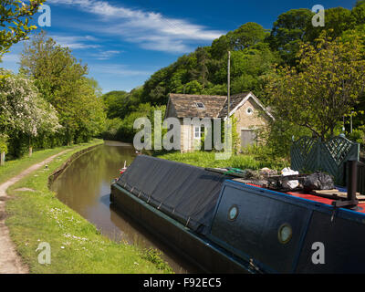 Großbritannien, England, Cheshire, Gawsworth, Fools Nook, Narrowboat auf Macclesfield Kanal Stockfoto