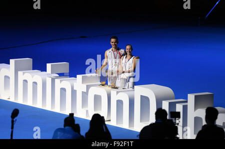 Dubai, Vereinigte Arabische Emirate. 13. Dezember 2015. Chris Adcock (L) und Gabrielle Adcock Englands feiern während der Preisverleihung für die Mixed-Doppel-Veranstaltung in der Dubai World Superseries Finals-Badminton-Turnier in Dubai, Vereinigte Arabische Emirate, 13. Dezember 2015. Englands Chris Adcock und Gabrielle Adcock Südkoreas Ko-Sung-Hyun und Kim Ha Na im Finale mit 2: 0 zu schlagen und beansprucht den Titel der Veranstaltung. © Li-Zhen/Xinhua/Alamy Live-Nachrichten Stockfoto