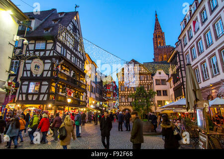 Weihnachten in Straßburg, Elsass, Frankreich, Xmas Beleuchtung, Weihnachtsmarkt in der Altstadt, Stockfoto