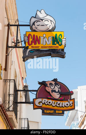 Grouchos & Cantinflas Bar Zeichen, Carrer De La Riera, Calella, Costa del Maresme, Provinz Barcelona, Katalonien, Spanien Stockfoto