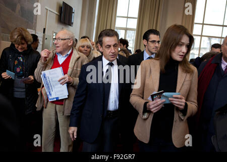 Paris, Frankreich. 13. Dezember 2015. Nicolas Sarkozy ehemaligen französischen Präsidenten Frankreichs Abstimmung bei Regionalwahlen in Paris, mit seiner Frau Carla Bruni Italian-French Sängerin und ehemaliges Model, 13. Dezember 2015, Frankreich Credit: Ania Freindorf/Alamy Live News Stockfoto