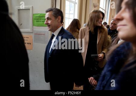 Paris, Frankreich. 13. Dezember 2015. Nicolas Sarkozy ehemaligen französischen Präsidenten Frankreichs Abstimmung bei Regionalwahlen in Paris, mit seiner Frau Carla Bruni Italian-French Sängerin und ehemaliges Model, 13. Dezember 2015, Frankreich Credit: Ania Freindorf/Alamy Live News Stockfoto