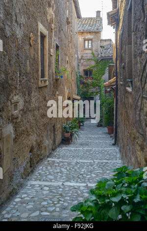 kleine Straße in einem alten Dorf namens Calcata, in der Nähe von Rom Italien Stockfoto