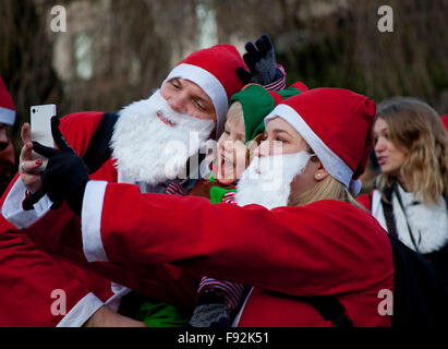 Edinburgh, Großbritannien. 13. Dezember 2015. West Princes Street Gardens, Schottland Santa's und Santa's little helpers ran ging und schlenderte um West Princes Street Gardens. Das Edinburgh Santa Fun Run & Walk Kapital für die "Wenn ein Stern in "Nächstenliebe Stockfoto