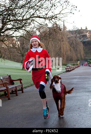 Edinburgh, Großbritannien. 13. Dezember 2015. West Princes Street Gardens, Schottland Santa's und Santa's little helpers ran ging und schlenderte um West Princes Street Gardens. Das Edinburgh Santa Fun Run & Walk Kapital für die "Wenn ein Stern in "Nächstenliebe Stockfoto