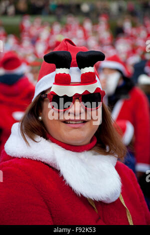 Edinburgh, Großbritannien. 13. Dezember 2015. West Princes Street Gardens, Schottland Santa's und Santa's little helpers ran ging und schlenderte um West Princes Street Gardens. Das Edinburgh Santa Fun Run & Walk Kapital für die "Wenn ein Stern in "Nächstenliebe Stockfoto