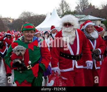 Edinburgh, Großbritannien. 13. Dezember 2015. West Princes Street Gardens, Schottland Santa's und Santa's little helpers ran ging und schlenderte um West Princes Street Gardens. Das Edinburgh Santa Fun Run & Walk Kapital für die "Wenn ein Stern in "Nächstenliebe Stockfoto