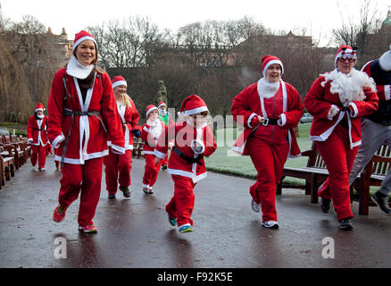 Edinburgh, Großbritannien. 13. Dezember 2015. West Princes Street Gardens, Schottland Santa's und Santa's little helpers ran ging und schlenderte um West Princes Street Gardens. Das Edinburgh Santa Fun Run & Walk Kapital für die "Wenn ein Stern in "Nächstenliebe Stockfoto