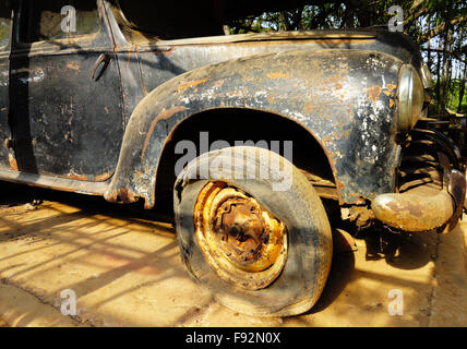 Alte vergessene Auto im Hinterhof Stockfoto