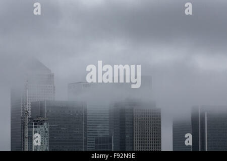 London, UK. 13. Dezember 2015. UK-Wetter: Am Nachmittag Nebelwolken über Canary Wharf Geschäft parken Gebäude Credit: Guy Corbishley/Alamy Live News Stockfoto