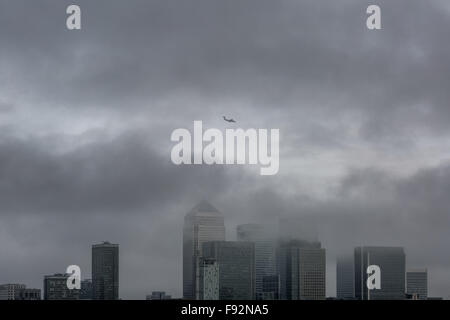 London, UK. 13. Dezember 2015. UK-Wetter: Am Nachmittag Nebelwolken über Canary Wharf Geschäft parken Gebäude Credit: Guy Corbishley/Alamy Live News Stockfoto