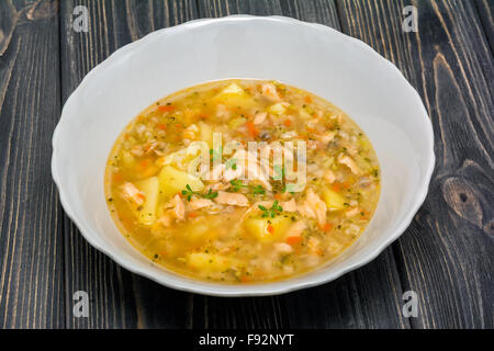 Lachs von Fischsuppe mit Broccoly in weiße Schale Stockfoto