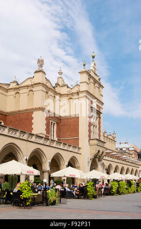 Restaurants außerhalb 13. Jahrhundert Sukiennice (Tuchhallen oder Tuchmacher Hall in wichtigsten Marktplatz (Rynek Glowny) Krakau Polen Stockfoto