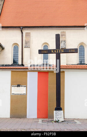 Gedenkstätte Kreuz von Katyn außerhalb St. Giles Kirche gewidmet Opfer des Massakers von 1940 aber durch Russland verweigert. Krakau Polen Stockfoto