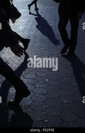 Silhouetten von unkenntlich Menschen wandern in blaue Nacht Schatten Stockfoto