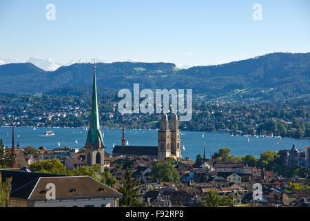 Blick über Zürich und die Alpen in den Rücken Stockfoto