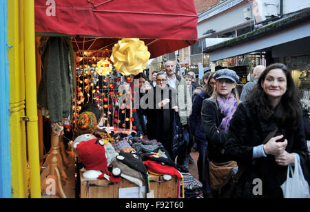 Brighton, UK. 13. Dezember 2015. Die böhmischen North Laine Einkaufsviertel von Brighton ist vollgepackt mit Weihnachts-Einkäufer auf eines der geschäftigsten shopping Wochenenden des Jahres in Großbritannien Credit: Simon Dack/Alamy Live News Stockfoto