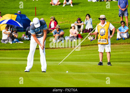 Chonburi, Thailand. 13. Dezember 2015. Jamie Donaldson Walisisch, Putt-Ball ins Loch 18, die Sieger in Thailand Golf Championship 2015 (Turnier auf der Asian Tour) um Amata Spring Country Club am Dezember 13 Credit: Chatchai Somwat/Alamy Live News Stockfoto