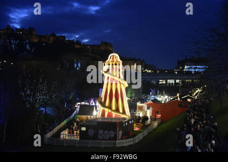 Edinburgh, Schottland. 13. Dezember 2015. Shopper drängen sich auf dem Weihnachtsmarkt in den Princes Street Gardens, Edinburgh: 13. Dezember 2015. Bildnachweis: STUART WALKER/Alamy Live-Nachrichten Stockfoto