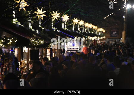 Edinburgh, Schottland. 13. Dezember 2015. Shopper drängen sich auf dem Weihnachtsmarkt in den Princes Street Gardens, Edinburgh: 13. Dezember 2015. Bildnachweis: STUART WALKER/Alamy Live-Nachrichten Stockfoto