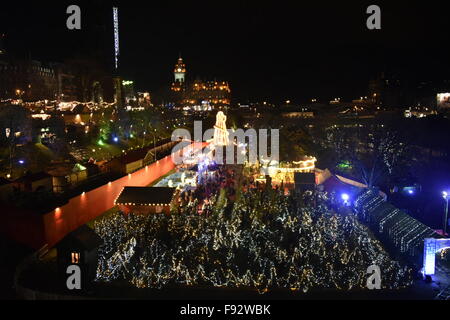 Edinburgh, Schottland. 13. Dezember 2015. Shopper drängen sich auf dem Weihnachtsmarkt in den Princes Street Gardens, Edinburgh: 13. Dezember 2015. Bildnachweis: STUART WALKER/Alamy Live-Nachrichten Stockfoto