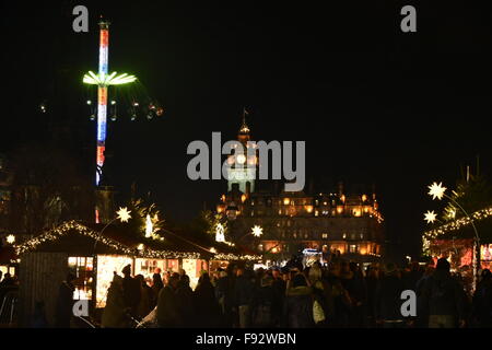 Edinburgh, Schottland. 13. Dezember 2015. Shopper drängen sich auf dem Weihnachtsmarkt in den Princes Street Gardens, Edinburgh: 13. Dezember 2015. Bildnachweis: STUART WALKER/Alamy Live-Nachrichten Stockfoto