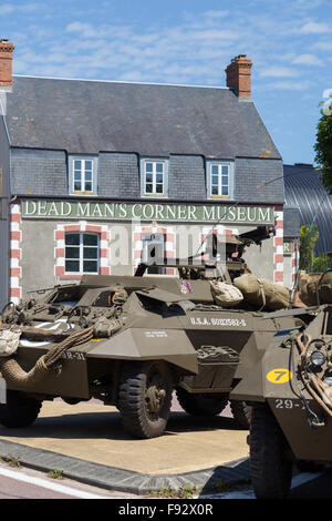 Ein gepanzertes Fahrzeug geparkt vor dem Toten Mans Ecke Museum in Carentan, Normandie Frankreich Stockfoto