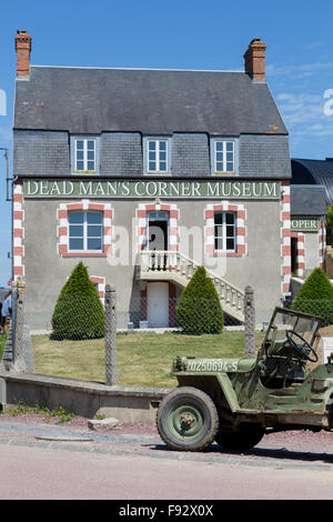 Ein Willys GPW Jeep geparkt vor dem Toten Mans Ecke Museum in Carentan, Normandie Frankreich Stockfoto