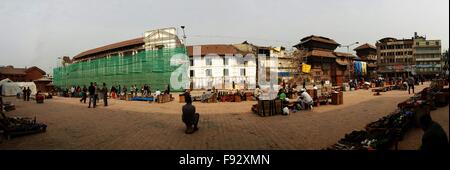 Kathmandu, Nepal. 12. Dezember 2015. Eine panoramische Ansicht zeigt einen Markt vor dem überdachten Gaddi Baithak Palast in den 25 April massive Erdbeben in Hanumandhoka Durbar Square in Kathmandu, Nepal, 12. Dezember 2015 beschädigt. Sieben Monate nach dem verheerenden Erdbeben in Nepal, warten UNESCO-Welterbe noch korrekte Rekonstruktion. © Sunil Sharma/Xinhua/Alamy Live-Nachrichten Stockfoto