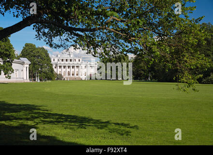 Elagin Palace im Park auf Elagin Insel in St. Petersburg Stockfoto