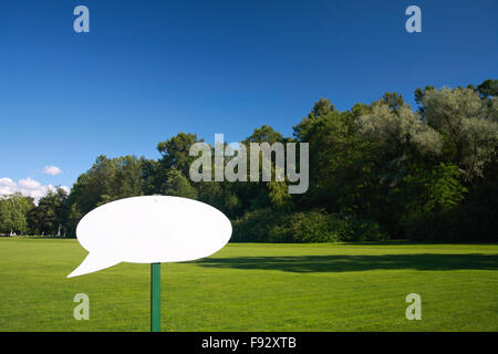 Das Schild ohne Aufschrift auf dem Hintergrund Gras und Bäumen Stockfoto