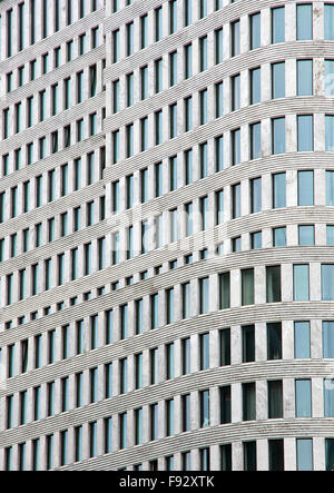 Fassade eines modernen Gebäudes mit vielen Fenstern Stockfoto