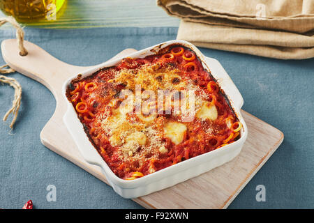 Gebackene anelletti Nudeln mit Hackfleisch, Soße und Mozzarella. Typische sizilianische Pasta mit Tomatensauce, Hackfleisch und Käse, im Ofen garen Stockfoto